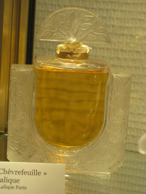 exposition de flacons de parfums Rimg_146
