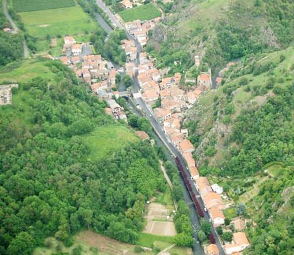 Quel est ce village d'Auvergne ? C'est Saint-Floret, un petit village très charmant N7185610