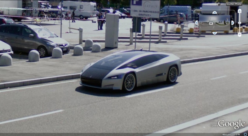 STREET VIEW : Voiture futuriste + équipe de tournage, Turin, Italie Voitur11