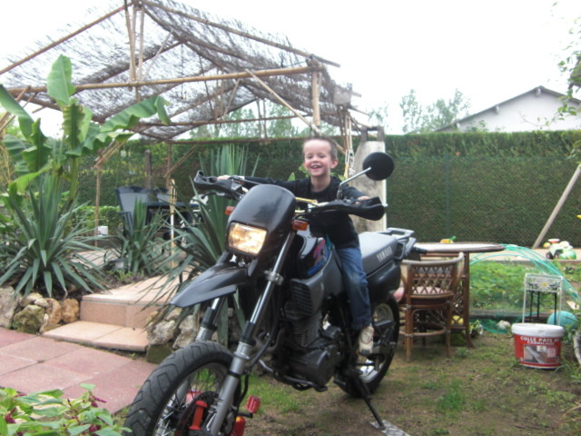 Le concours de juin 2010: Votre moto et les enfants. Cimg1810