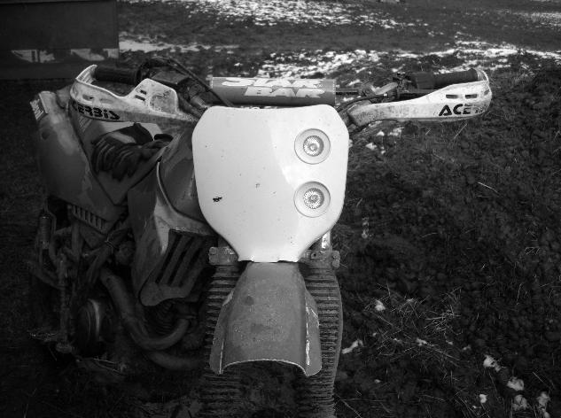 Le concours de Mars 2010: Votre moto en black & white. Fofo10