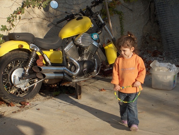 Le concours de juin 2010: Votre moto et les enfants. Vale0110