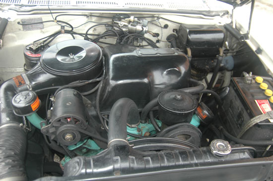 Compartiment moteur des années 50s 57bonn10
