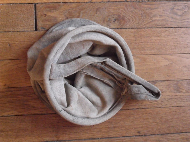 "Petit" équipement .(pelle vache a eau , musette , gamelle collective , gamelle modele 1935 , musette masque a gaze et quart ) Dscf9111