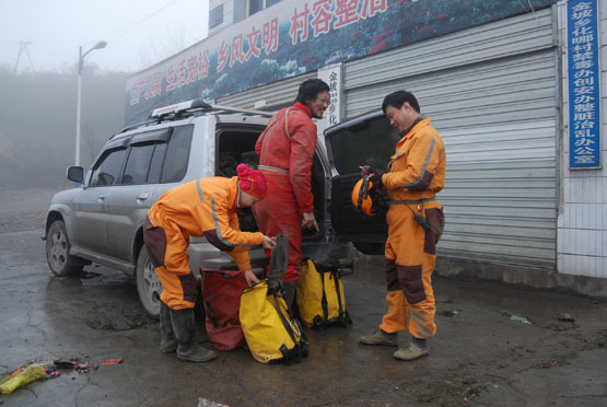 Une opération de spéléo-secours dans le Guizhou (5/2/2009) Dsc_0212