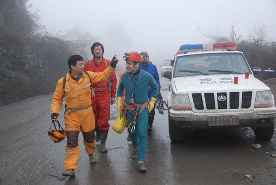 Une opération de spéléo-secours dans le Guizhou (5/2/2009) Dsc_0317