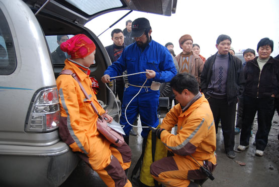 Une opération de spéléo-secours dans le Guizhou (5/2/2009) Dsc_0318