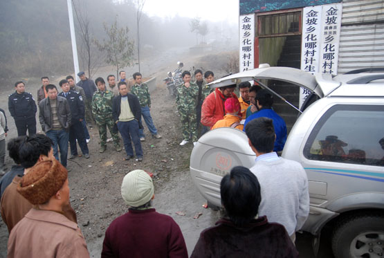 Une opération de spéléo-secours dans le Guizhou (5/2/2009) Dsc_0319