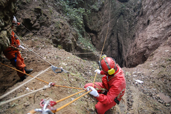 Une opération de spéléo-secours dans le Guizhou (5/2/2009) Dsc_0513