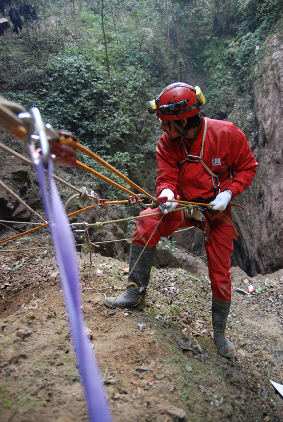 Une opération de spéléo-secours dans le Guizhou (5/2/2009) Dsc_0515