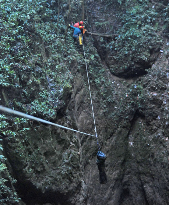 Une opération de spéléo-secours dans le Guizhou (5/2/2009) Dsc_0610