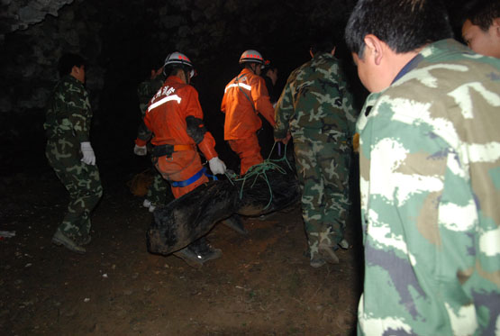 Une opération de spéléo-secours dans le Guizhou (5/2/2009) Dsc_0711