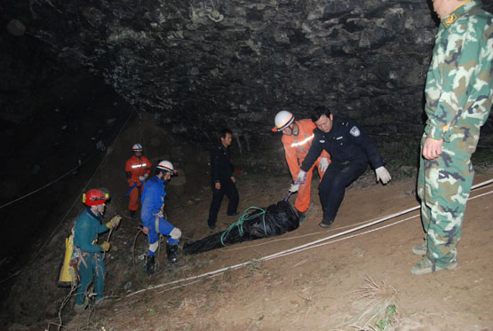 Une opération de spéléo-secours dans le Guizhou (5/2/2009) Dsc_0713