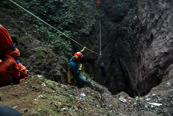 Une opération de spéléo-secours dans le Guizhou (5/2/2009) Dsc_0716