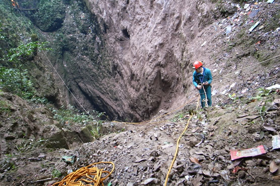 Une opération de spéléo-secours dans le Guizhou (5/2/2009) R0018911