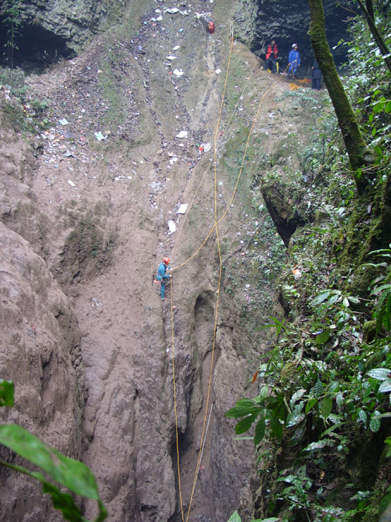 Une opération de spéléo-secours dans le Guizhou (5/2/2009) Ss853112