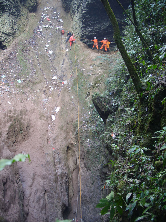 Une opération de spéléo-secours dans le Guizhou (5/2/2009) Ss853212