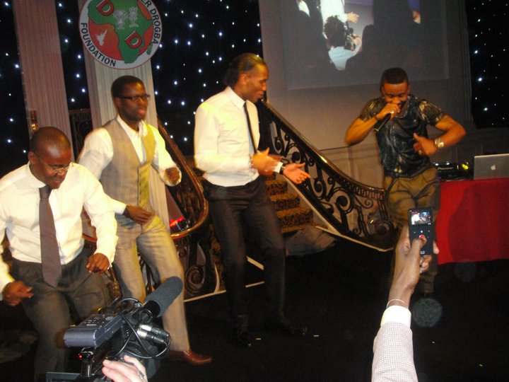 Fally Ipupa a joué ce Samedi a Londres lors d'une fête de charité organisée par Didier Drogba. 15419410