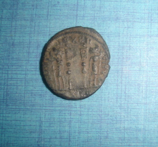 AE 3 de Constantino II, GLORIA EXERCITVS, (2 estandartes). Romana12