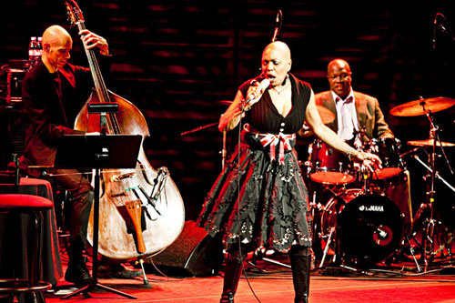 DEE DEE BRIDGEWATER Dee-de10