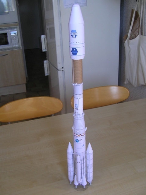 Ariane IV 1/96 Nielspapermodel P5240010