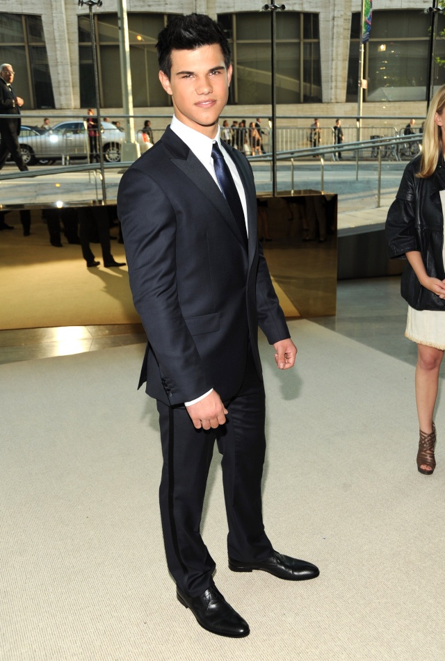 Taylor Lautner - Imagenes/Videos de Paparazzi / Estudio/ Eventos etc. - Página 5 Cfda_f13