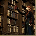 Eine Frau vor einem Bücherregal