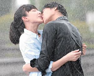 Ella plays a pregnant woman in Sweat, Sonia Sui kisses in the rain 56178610