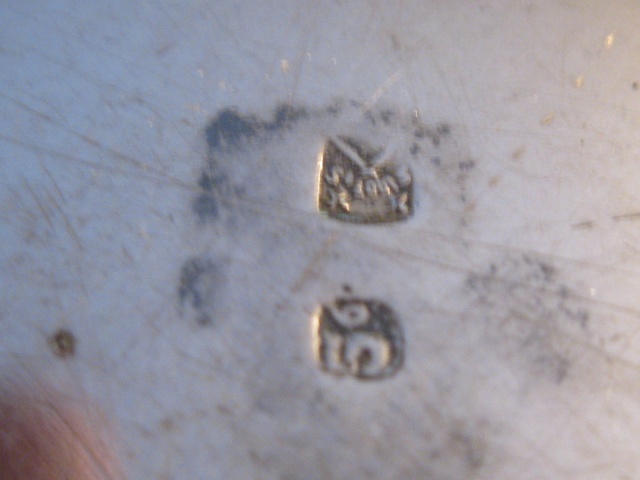 un gobelet en métal argenté Photo155