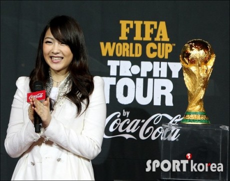 JiYoung  de KARA asiste a ceremonia de trofeo de la Copa Mundial 20100425