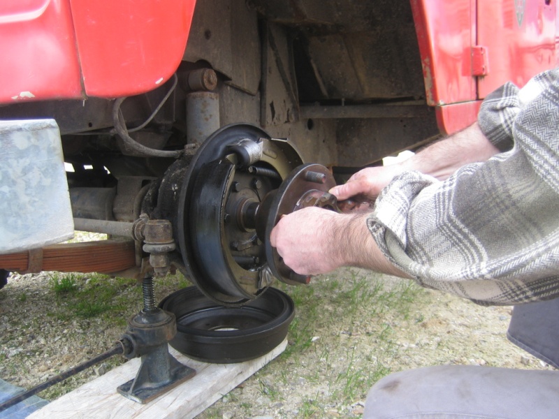 Remplacement des roulements de moyeux et garnitures de freins (démontage) Img_2019