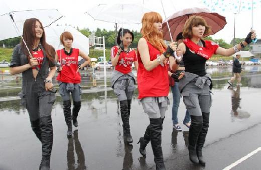 4minute cheers for south korea in the streets! 2_110