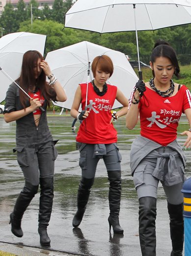 4minute cheers for south korea in the streets! 3_110