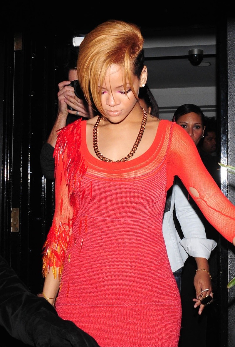 Rihanna en el coche llendo para un concierto Rihann16