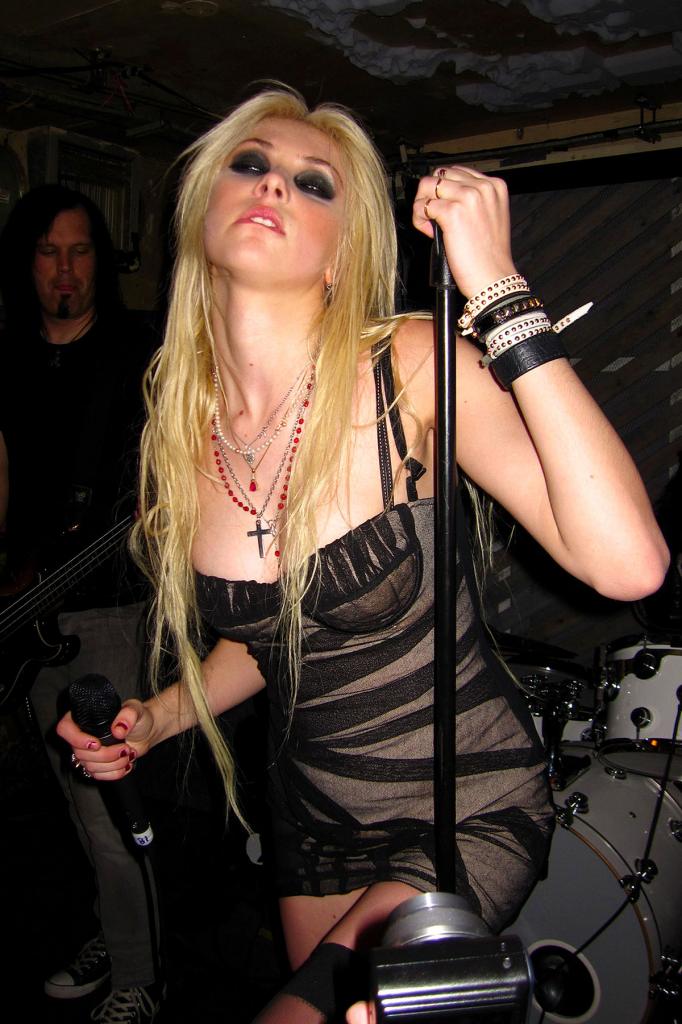 Taylor Momsen en un concierto Taylor15