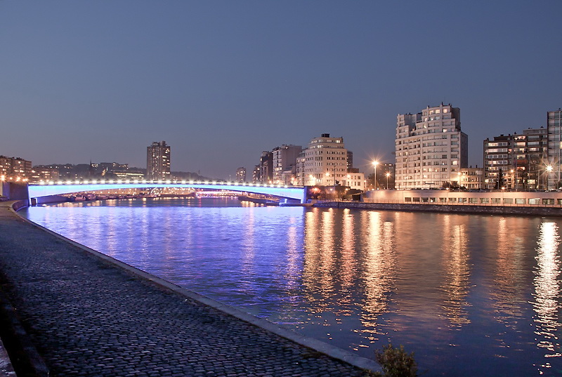 Un pont sur la Meuse à Liège  55784510