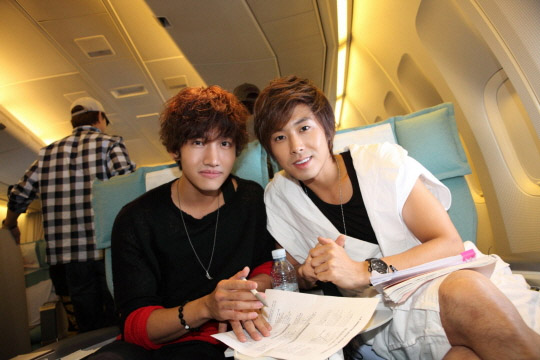 {NEWS] 241110 TVXQ to come back in 2011!  20101010