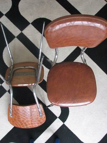 identifier chaises confort-lux et table de chevet marbre