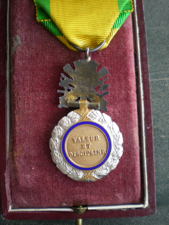 Des papiers, une Médaille Militaire avec écrin. Dscn3212