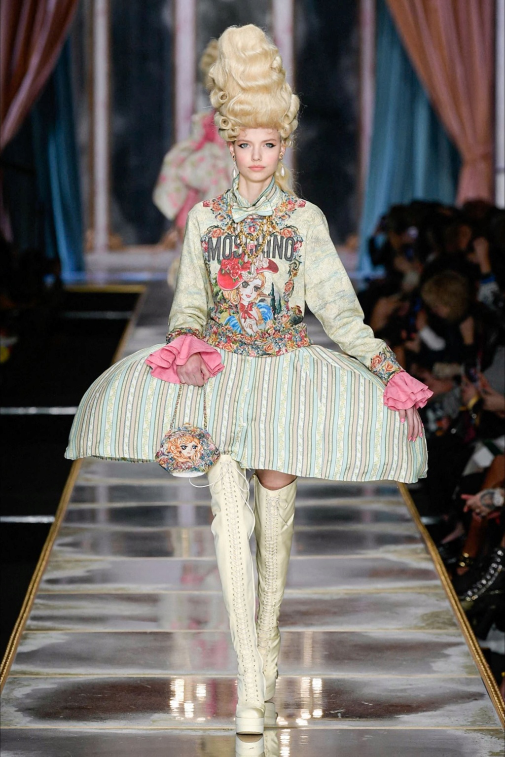 Fashionweek de Milan - Moschino joue la carte Marie-Antoinette Fashio15