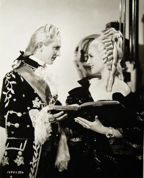 Marie Antoinette avec Norma Shearer (Van Dyke) - Page 12 Telech10