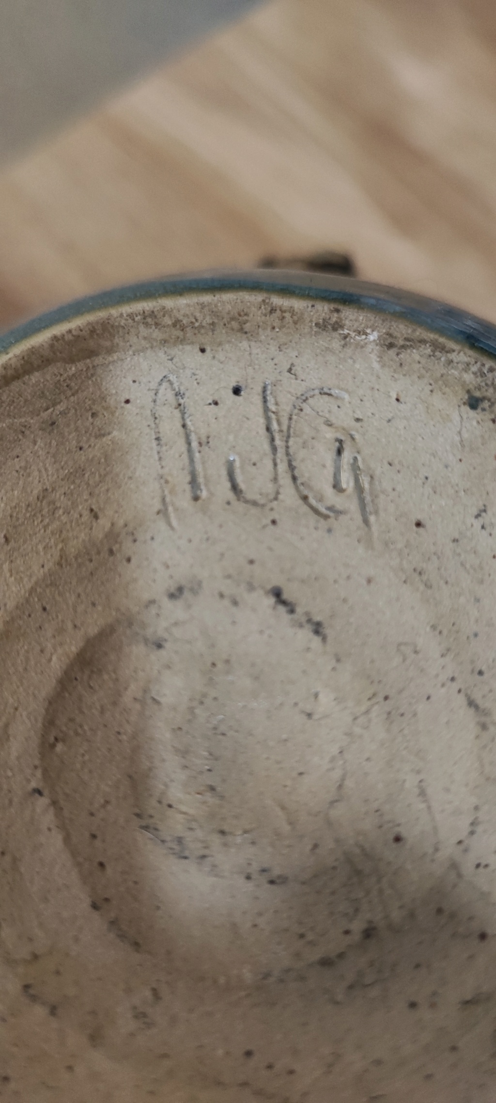 Vase bleu signature à identifier AJG ou N JCy Img_2065