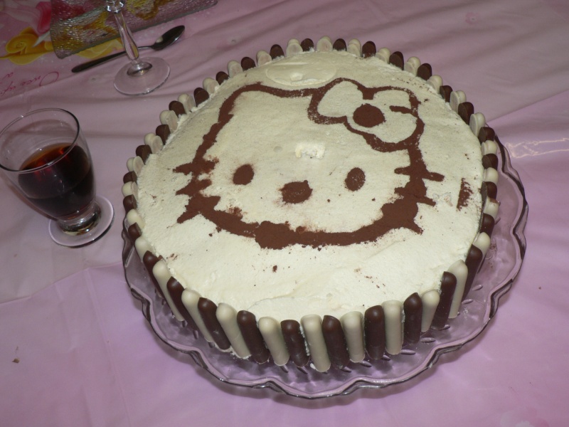 Le gâteau Hello Kitty pour les 4 ans de Madeleine P1120016