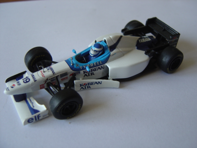 Un petit nouveau avec des questions sur les miniatures HPI F1000110