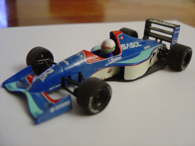 Un petit nouveau avec des questions sur les miniatures HPI F1002010