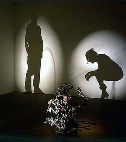Sculpture d'ombres et détritus