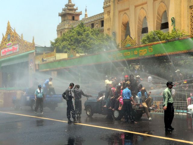 12 Monthly Myanmar Festivals Water_10