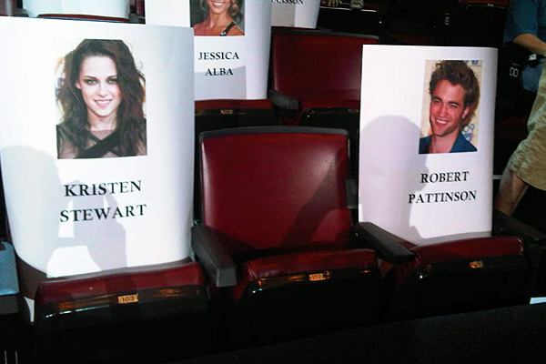 MTV Movie Awards 2010 - Votez pour Rob, New Moon et Remember Me - Page 2 008b0t10