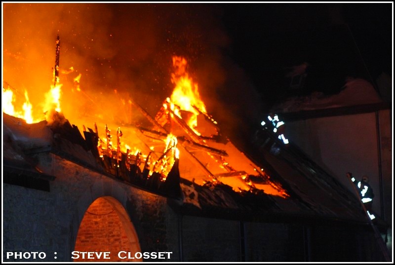 29/12/10 - L'Abbaye de Rochefort est en feu + photos Incend17