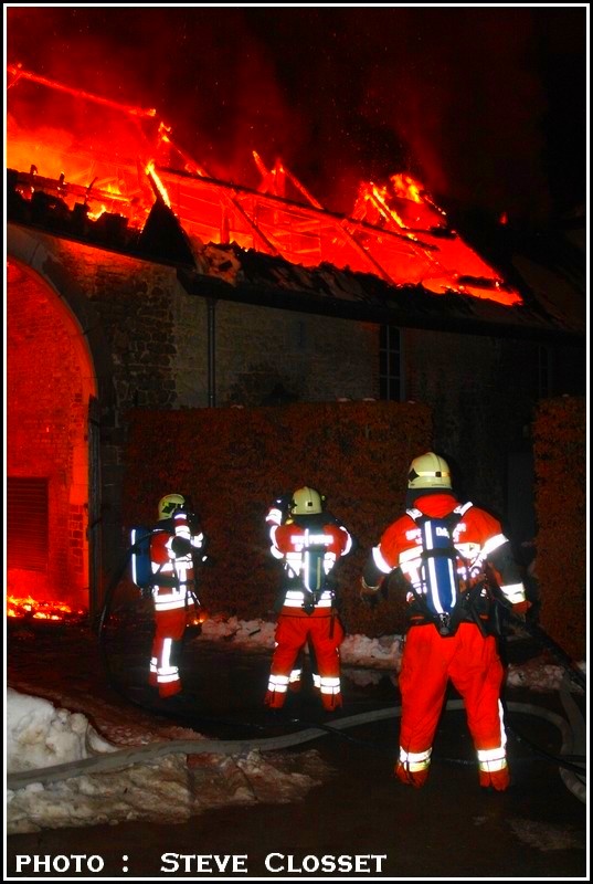 29/12/10 - L'Abbaye de Rochefort est en feu + photos Incend21